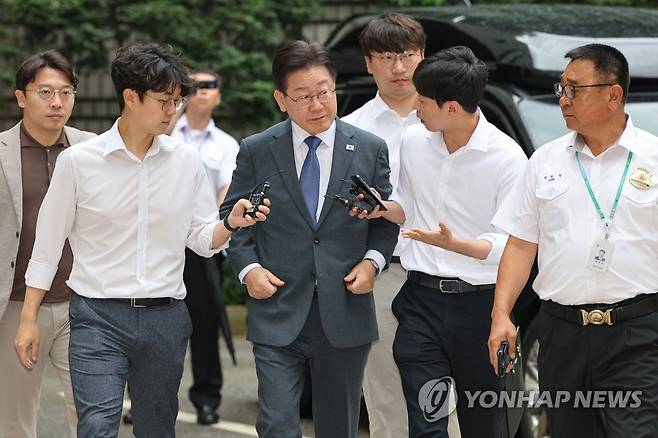 법정으로 향하는 이재명 대표 (서울=연합뉴스) 신현우 기자 = 지난 대선 과정에서 허위 발언을 한 혐의로 재판에 넘겨진 더불어민주당 이재명 대표가 11일 오전 서울 서초구 서울중앙지방법원에서 열린 공직선거법 위반 1심 속행 공판에 출석하고 있다. 2023.8.11 nowwego@yna.co.kr