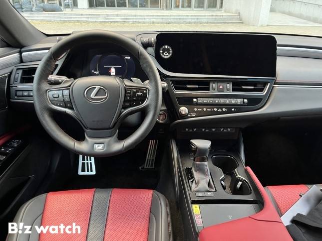 렉서스 ES300h 1열. 중앙에는 12.3인치 디스플레이가 탑재됐다. 팝업 바로가기, 서브 메뉴, 내비게이션 화면의 줌 인/아웃 등 직관적인 사용자 인터페이스로 더 편하게 조작할 수 있으며 분할 화면에 메뉴와 지도도 동시 표현이 가능하다./사진=정민주기자