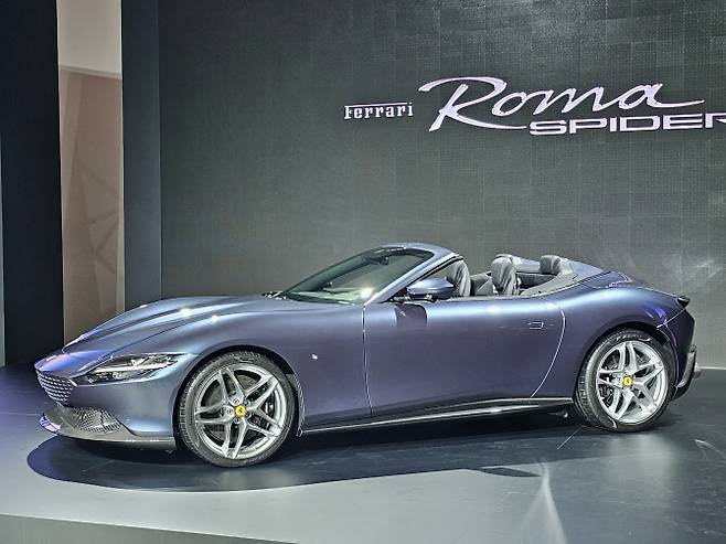 페라리가 지난 6월 1일 서울 중구 동대문디자인플라자(DDP)에서 몰입형 전시 ‘우니베르소 페라리’를 열고 컨버터블 ‘로마 스파이더’를 공개했다. (사진=연합뉴스)