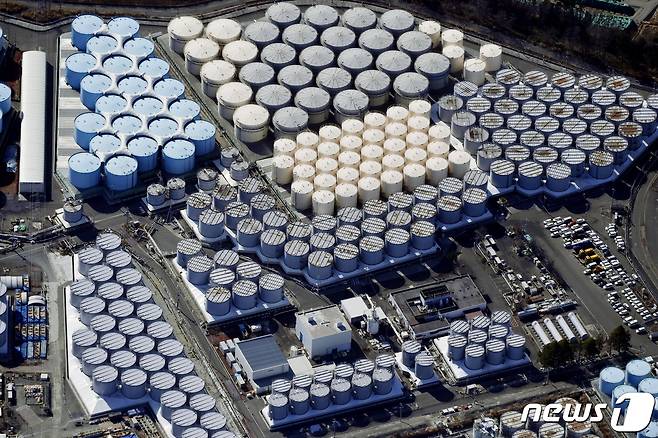 일본 후쿠시마 제1원자력발전소 내 방사성 저장탱크. 2021.02.13/뉴스1 ⓒ 로이터=뉴스1