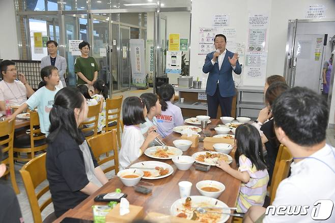 최영일 전북 순창군수가 농촌 유학 참살이 캠프 간담회에 참여해 유학생 가족들과 이야기를 나누고 있다.(순창군 제공)/뉴스1