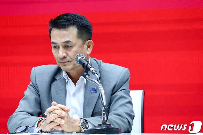 2일(현지시간) 촌라난 스리깨우 프아타이당 대표가 태국 방콕에 있는 프아타이당 당사에서 전진당과 결별해 차기 정부 구성에 앞장서겠다고 밝히고 있다. 2023.08.02/ ⓒ 로이터=뉴스1 ⓒ News1 박재하 기자