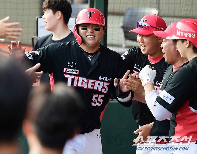 12일 부산 사직구장에서 열린 KIA-롯데전. 2회초 1사 2루 최원준의 2루타 때 홈인한 한준수가 환영받고 있다. 부산=정재근 기자 cjg@sportschosun.com/2023.8.12/