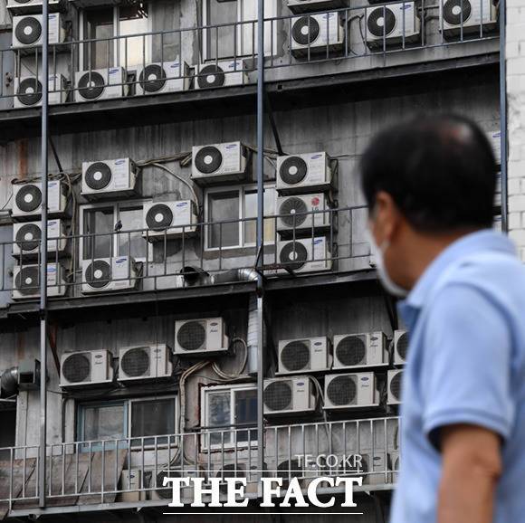 12일 삼성전자 뉴스룸에 따르면 90분 이하로 외출할 경우 에어컨을 그대로 켜 두는 게 전기요금을 절약할 수 있다. /더팩트 DB