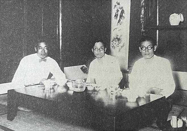 1937년 일본 교토에 모인 조선인 과학자들. 왼쪽부터 한국 근대농업의 아버지라고 불리는 우장춘, 화학박사 학위를 받고 교토제국대 교수가 된 이태규, 합성섬유 비날론을 만든 화학자 리승기. 위즈덤하우스 제공