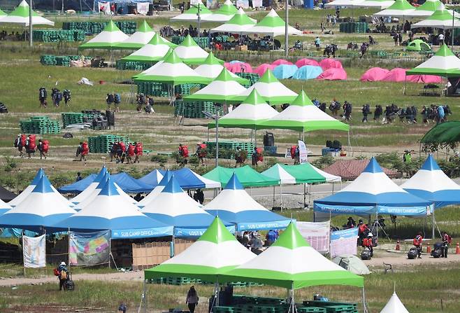 새만금 세계스카우트잼버리에서 조기 철수하는 대원들이 8일 오전 전북 부안군 잼버리 대회장에서 버스를 타기 위해 이동하던 모습. 기록적인 폭염에 이어 태풍 ‘카눈’이 한반도에 상륙할 것으로 전망되자 세계스카우트연맹은 이날 버스 1000여대를 동원해 156개국 3만6000여명을 수도권으로 철수시켰다. 뉴스1