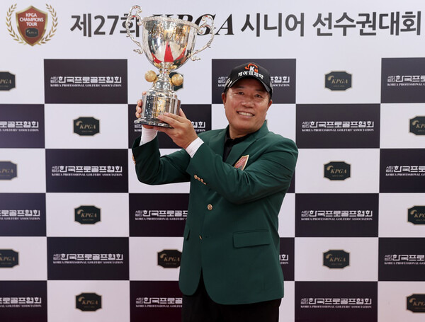 2023년 한국프로골프(KPGA) 챔피언스투어 제27회 KPGA 시니어선수권 골프대회 우승을 차지한 박노석 프로. 사진제공=KPGA