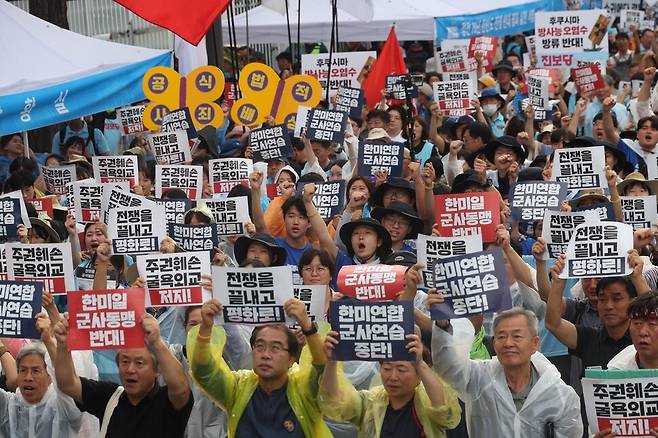 서울 종로구 정부서울청사 인근에서 열린 ‘광복 78년, 주권 훼손 굴욕외교 저지! 한반도 평화실현! 8·15범국민대회'에서 참석자들이 구호를 외치고 있다. 강창광 선임기자