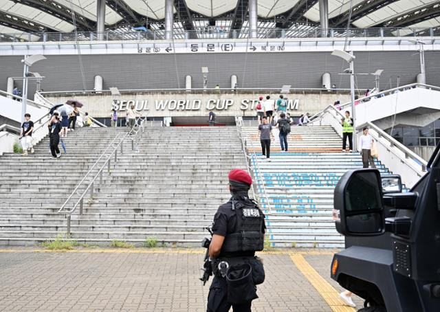 지난 11일 오후 서울 마포구 월드컵경기장에서 열릴 ‘2023 새만금 세계스카우트잼버리 폐영식과 K팝 슈퍼 라이브 콘서트’를 앞두고 경찰특공대원이 경계 근무를 서고 있다. 뉴시스