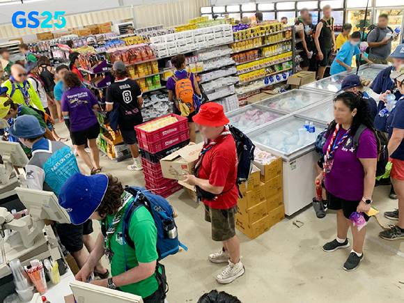 각국의 스태프들이 잼버리 행사장 내 GS25에서 상품을 구매하고 있다. [사진=GS25]