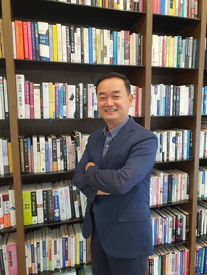 조종암 엑셈 대표가 11일 한국경제신문과 인터뷰 전 포즈를 취하고 있다. 조 대표는 뇌과학 등 책을 즐기는 독서광이다. 윤현주 기자