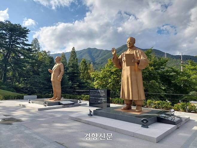 경상북도 칠곡군에 있는 ‘다부동전적기념관’에 설치된 이승만과 전 대통령(오른쪽)과 트루먼 전 미국 대통령 동상 /김찬호 기자