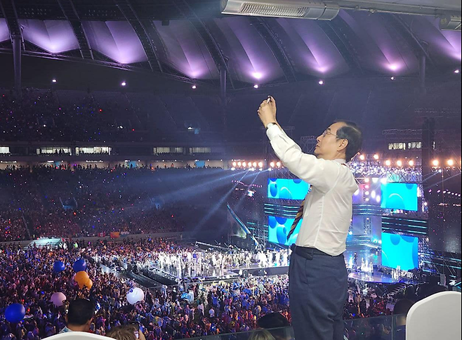 한덕수 국무총리가 11일 서울 마포구 상암월드컵경기장에서 열린 ‘K팝 슈퍼 라이브’ 콘서트에서 사진을 찍고 있다. 한덕수 국무총리 페이스북