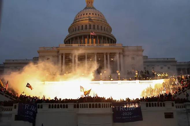 2021년 1월 6일 미국 워싱턴DC 의사당 앞에서 트럼프 지지자들이 대선 결과에 항의하는 난입 시위를 벌이고 있다. [로이터 연합뉴스]