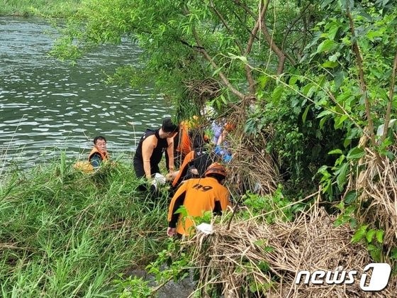 전북 완주의 한 계곡에서 익수사고가 발생했다. 사진은 소방당국이 심정지 상태의 익수자를 발견하고 이송하는 모습. /사진=뉴스1(전북소방본부 제공)