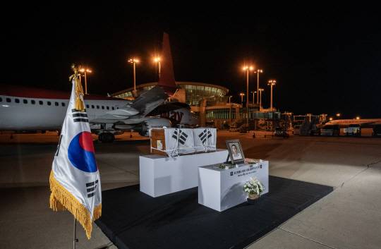 독립운동가 최재형 선생 배우자 최 엘레나 여사 유해 봉환식 광복절 전날인 14일 ‘백 년만의 해후, 꿈에 그리던 조국 대한민국’이라는 슬로건과 함께 서울현충원에서 부부 합장식을 거행하기 위해 지난 7일 인천국제공항에 도착한 독립운동가 최재형 선생 배우자 최 엘레나 페트로브나 여사 유해. 국가보훈부 제공