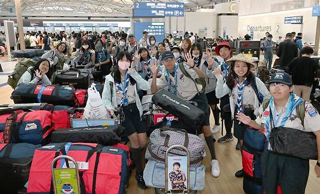 [서울=뉴시스] 공항사진기자단 = 세계스카우트 잼버리 대원들이 순차적으로 본국으로 출국하기 시작한 12일 오전 인천공항에서 대만 대원들이 출국 전 손을 흔들며 즐거워 하고 있다.  2023.08.12. photo@newsis.com *재판매 및 DB 금지