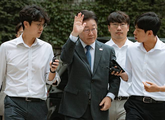 이재명 더불어민주당 대표가 11일 오전 서울 서초구 서울중앙지방법원에서 열린 공직선거법 위반 공판에 출석하는 도중 지지자들을 향해 손을 들어보이고 있다. 뉴스1