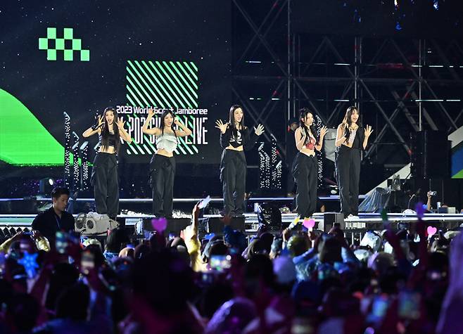 11일 오후 서울 마포구 서울월드컵경기장에서 열린 ‘2023 새만금 세계스카우트잼버리 K팝 슈퍼 라이브 콘서트’에서 그룹 뉴진스가 공연을 펼치고 있다. 사진공동취재단