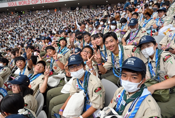 잼버리 폐영식 - 2023 새만금 세계스카우트잼버리 폐영식이 열린 11일 서울 마포구 서울월드컵경기장에서 대원들이 폐영식을 보며 즐거운 시간을 보내고 있다. 2023. 08. 11. 사진공동취재단