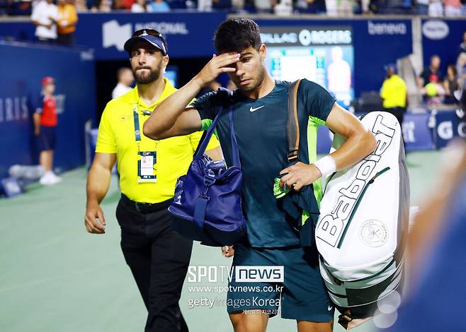 ▲ 2023 ATP 투어 내셔널뱅크 오픈 8강에서 탈락한 뒤 코트에서 퇴장하는 카를로스 알카라스