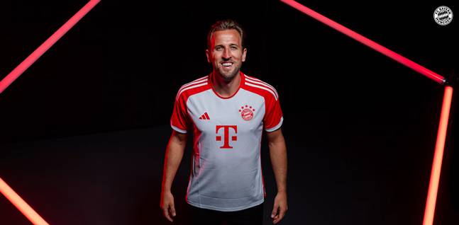 해리 케인이 12일(한국시간) 바이에른 뮌헨과 계약을 마친 뒤 유니폼을 입고 포즈를 취하고 있다. /사진=바이에른 뮌헨 홈페이지 갈무리