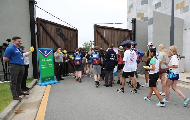레고랜드 들어서는 영국 잼버리 대원들 [촬영 강태현]