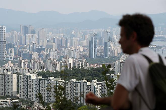 서울시 용산구 남산N타워를 찾은 관광객이 도심 아파트단지를 바라보고 있다. /뉴스1