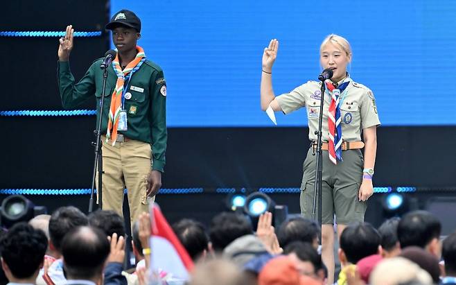 라파엘과 한소율 대원(오른쪽)이 11일 오후 서울 마포구 서울월드컵경기장에서 열린 2023 새만금 세계스카우트잼버리 폐영식에서 스카우트 선서를 하고 있다. 2023. 8.11.뉴스1