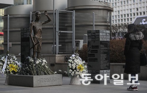 지난 3월 6일 오후 서울 용산구 용산역광장에 강제징용노동자상 앞에서 한 시민이 동상을 바라보고 있다. 송은석 기자 silverstone@donga.com