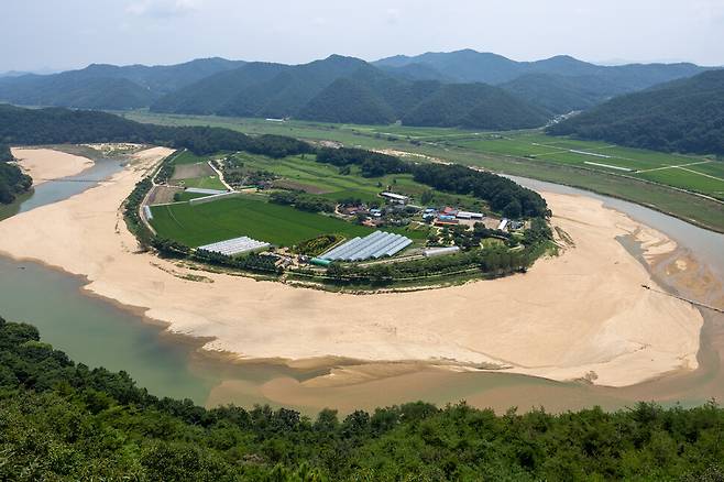 2023년 8월2일 이번 장마의 큰비와 큰물로 풀과 나무가 쓸려내려가 10여년 만에 비교적 깨끗한 모래밭이 드러난 내성천 회룡포의 모습. 박승화 선임기자