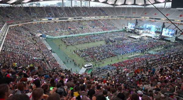 <yonhap photo-3465="">11일 서울월드컵경기장에서 열린 K팝 슈퍼라이브 콘서트에서 스카우트 대원들이 공연을 즐기고 있다. 연합뉴스</yonhap>