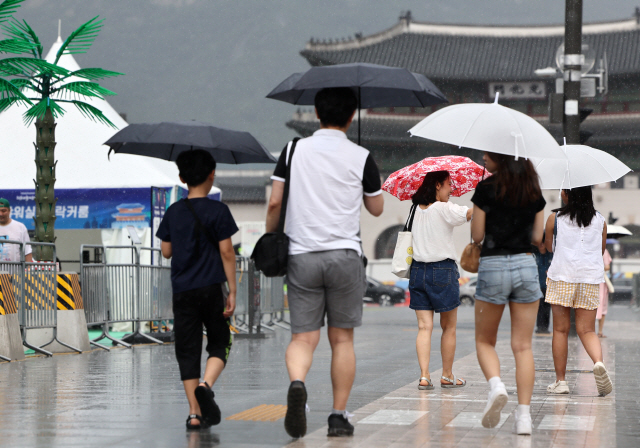 ▲ 광화문광장에서 시민들이 소나기에 우산을 쓴 채 광장을 지나고 있다. [연합뉴스 자료사진]