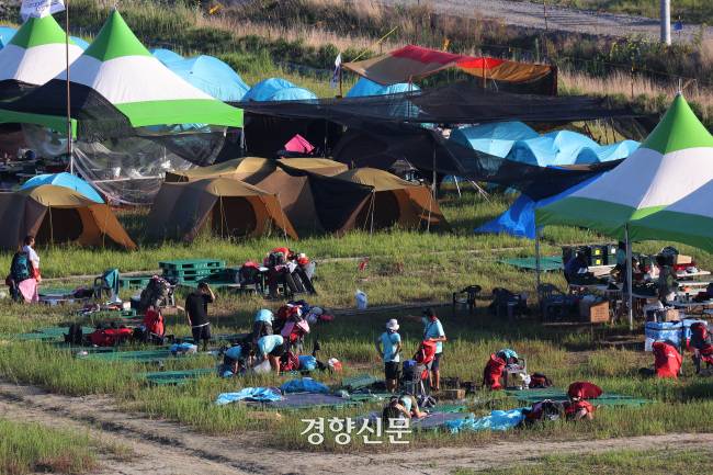 지난 8일 전북 부안군 새만금 야영장에서 잼버리 대원들이 짐을 정리하고 있다. 부안|조태형 기자