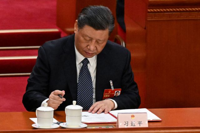 시진핑 중국 국가주석이 지난 3월 베이징 인민대회당에서 열린 전국인민대표대회(전인대) 전체회의에서 국무원 인선안에 서명하는 모습. AFP연합뉴스