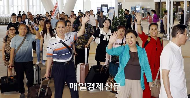 중국이 6년 5개월 만에 한국행 단체여행을 전면 허용하면서 관광업계의 기대감이 커지고 있는 가운데 한중 국제여객선 여객운송이 재개된 12일 오전 인천시 연수구 인천항 국제여객터미널에 입국한 중국인 관광객들이 이동하고 있다. 2023.8.12 [김호영기자]