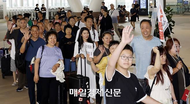 중국이 6년 5개월 만에 한국행 단체여행을 전면 허용하면서 관광업계의 기대감이 커지고 있는 가운데 한중 국제여객선 여객운송이 재개된 12일 오전 인천시 연수구 인천항 국제여객터미널에 입국한 중국인 관광객들이 이동하고 있다. 2023.8.12 [김호영기자]