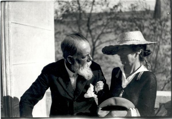 “사랑하오, 내 생이 다할 때까지.” 호아킨 소로야와 아내 클로틸데는 소울메이트 그 자체였다. 1922년 사진을 찍은 뒤 다음 해 소로야는 눈을 감았다. 아내 클로틸데의 품속이었다.