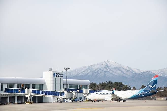 2002년 개항 이후 만년 적자 수렁에 빠진 양양국제공항. 이 곳을 모기지공항으로 둔  플라이강원은 400억 원대 적자를 감당하지 못하고 지난 5월 법원에 회생신청을 했다. [사진 제공 = 한국공항공사]