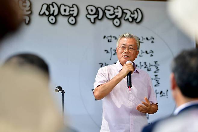 [구례=뉴시스] 이영주 기자 = 문재인 전 대통령이 8일 오전 전남 구례군 양정마을에서 열린 '섬진강 수해 극복 3주년 생명 위령제'에 참석해 인삿말을 하고 있다. 2023.08.08.