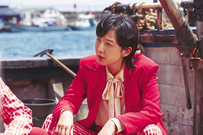 류승완 감독의 영화 ‘밀수’ 속 염정아. 밀수 조직에 가담하는 전북 군천(가상의 지명) 출신 해녀 역할을 맡았다.