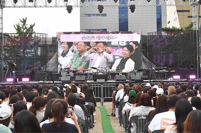 신상진 성남시장 도심 속 야외 음악 축제 ‘2023 피크닉콘서트’ 관람했다.[성남시 제공]