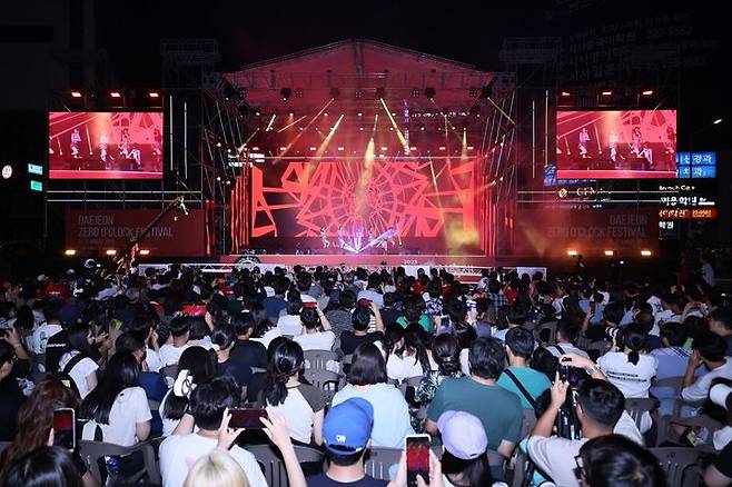 [대전=뉴시스] 조명휘 기자 = 12일 오후 대전 중앙로 무대에서 '0시 축제'의 프로그램으로 K-POP 콘서트가 열리고 있다. (사진= 대전시 제공) 2023.08.12. photo@newsis.com *재판매 및 DB 금지