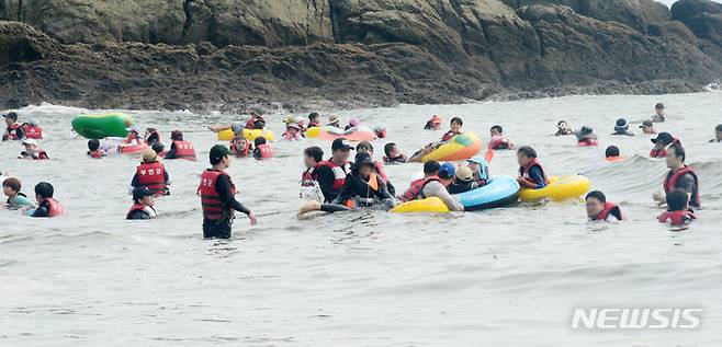 [부안=뉴시스] 김얼 기자 = 무더위가 이어지고 있는 12일 전북 부안군 모항해수욕장이 더위를 이겨내기 위해 찾은 피서객들로 북적이고 있다. 2023.08.12. pmkeul@nwsis.com