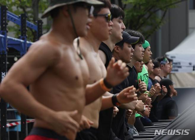 [서울=뉴시스] 조수정 기자 = 13일 서울 용산구 노들섬에서 열린 '서울시와 함께하는 키스포츠 페스티벌'(KI Sports Festival)'에서 참가 선수들이 트라이어톤(실내 조정기구, 고정식자전거, 무동력 트레드밀을 사용하는 철인3종경기) 경기를 하고 있다. 2023.08.13. chocrystal@newsis.com