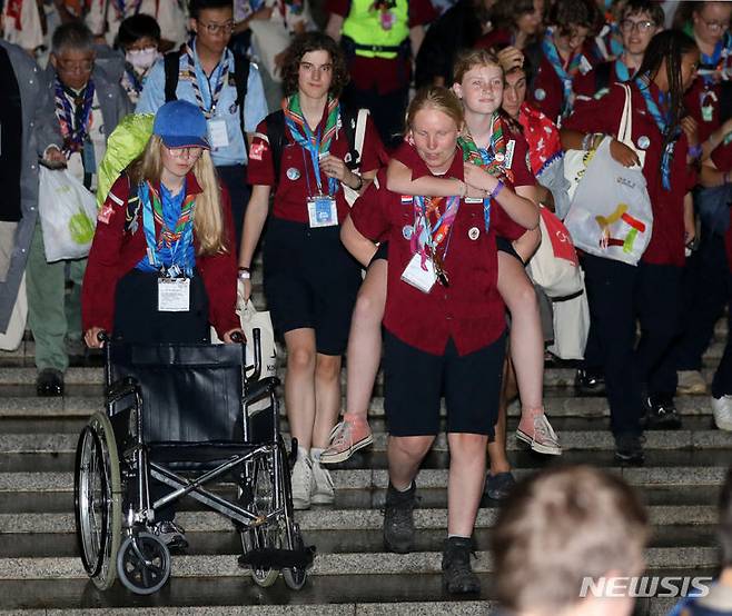 [서울=뉴시스] 김진아 기자 = 2023 새만금 세계스카우트잼버리에 참가한 스카우트 대원들이 11일 서울 마포구 서울월드컵경기장에서 열린 폐영식과 K팝 슈퍼라이브 콘서트 관람을 마친 후 버스로 이동하고 있다. 22023.08.11. bluesoda@newsis.com