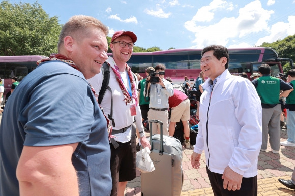 이상일 시장이 8일 잼버리 대원 임시숙소인 명지대를 찾아 스카우트 대원들과 인사를 나누고 있다. 용인시 제공