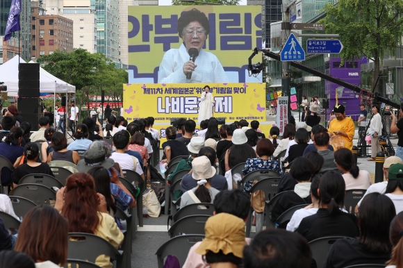 일본군 ‘위안부’ 피해자 기림의 날을 하루 앞둔 13일 오후 서울 중구 청계광장에서 정의기억연대 등 단체 회원들이 기림일 맞이 나비문화제를 열고 있다. 연합뉴스