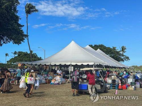 하와이 마우이섬, 화재 이재민들에게 보급품 나눠주는 대피소 [로이터=연합뉴스. 재판매 및 DB 금지]