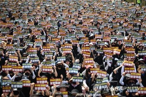 거리로 나선 교사들     (서울=연합뉴스) 서대연 기자 = 전국 각지에서 모인 교사들이 29일 서울 종로구 경복궁역 사거리 인근에서 열린 공교육 정상화를 위한 집회에 참석해 팻말을 흔들고 있다. 2023.7.29
    dwise@yna.co.kr